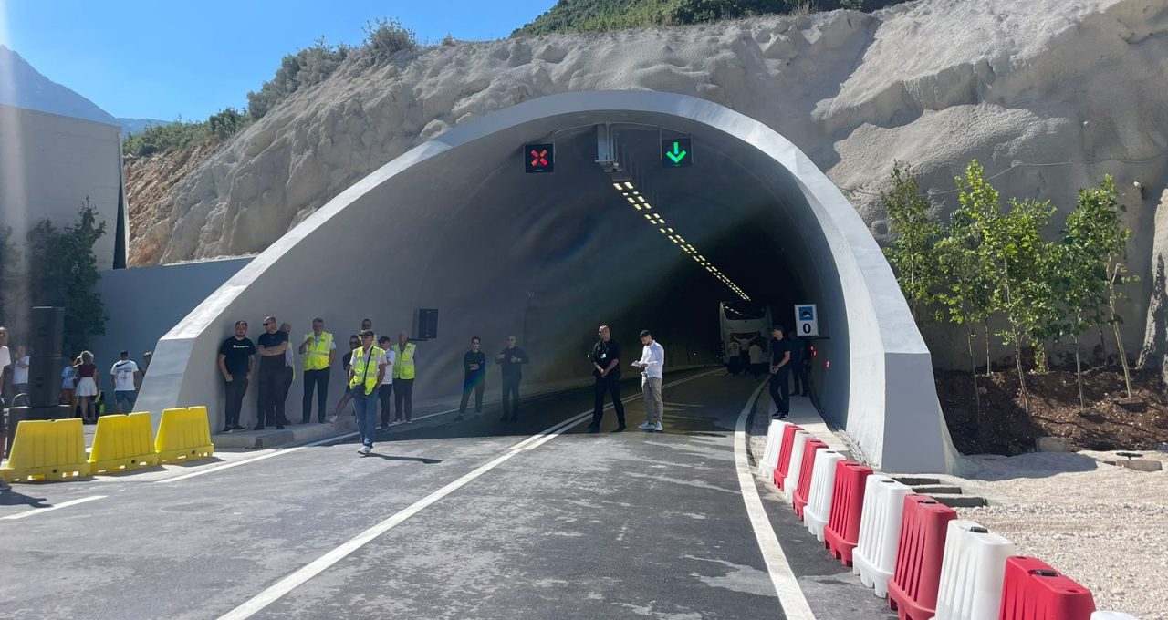 Tuneli i Llogarasë vijon të jetë pa pagesë, shkak mospërfundimi në kohë i punimeve