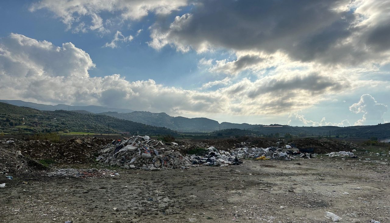 Sheshpushimi për makinat në Sherishtë, kthehet në landfill ilegal mbetjesh
