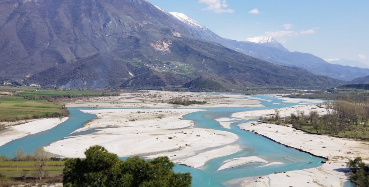 Ujëra të trazuara: Vjosa, lumi i egër i Shqipërisë, “i mbrojtur vetëm në letër”