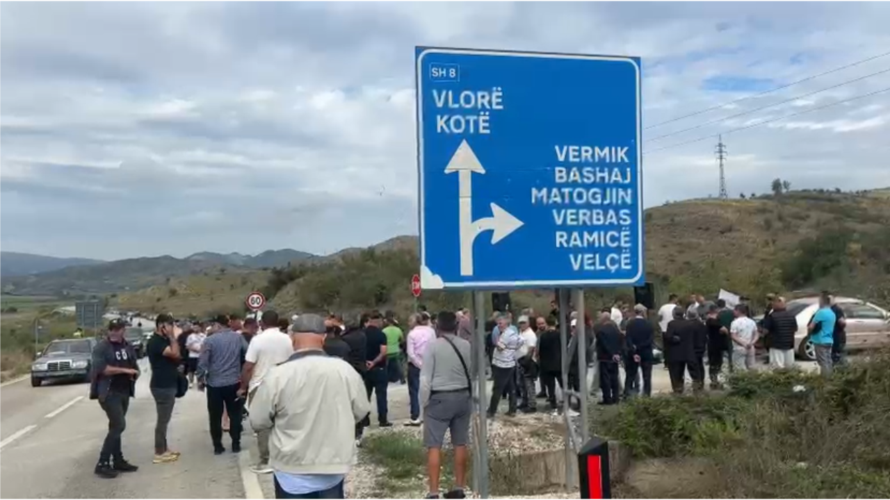 Banorët e 7 fshatrave protestojnë për herë të dytë për rrugën: Nuk ndalemi