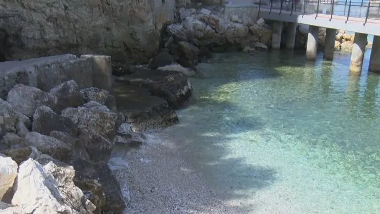 Burimi i Ujit të Ftohtë u shkatërrua, banorët detyrohen të mbushin ujë mes inerteve