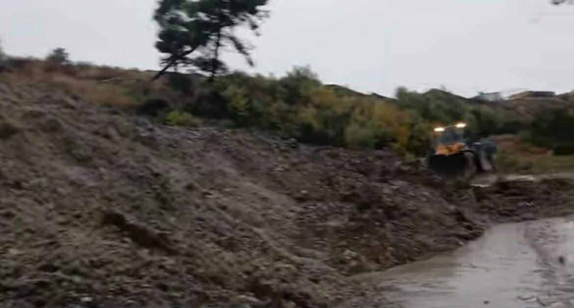 Situatë e përsëritur, banorët e Rromësit mbeten të bllokuar pas reshjeve të shiut. Rruga bllokohet nga dherat