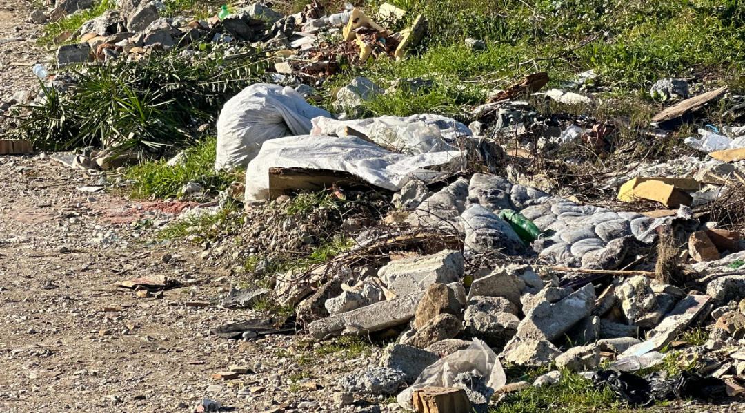Lagjet e Llakatundit kthehen në landfill, mbetjet nuk pastrohen prej javësh