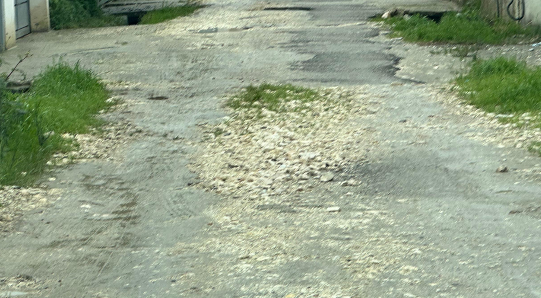 Rruga Haki Isufi në gjendje të mjerueshme, shumë pranë qendrës por e harruar nga autoritetet