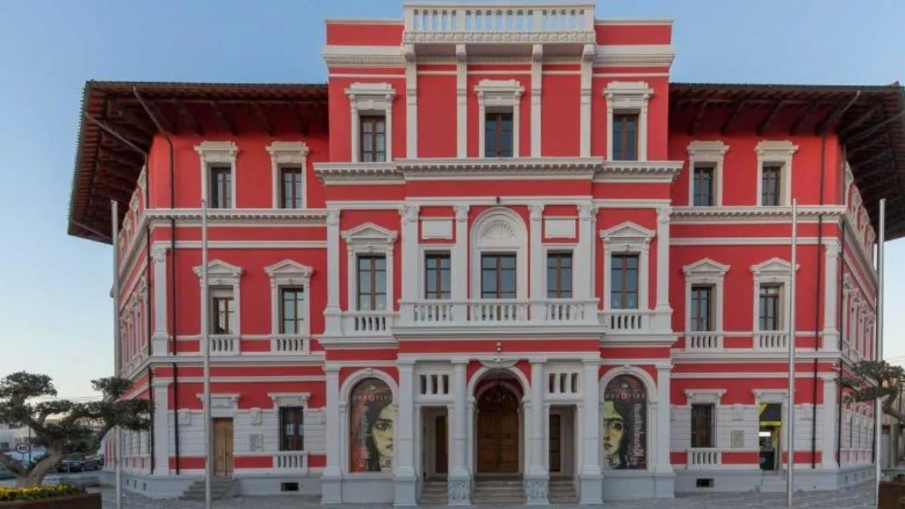 Pezullohen nga puna tre punonjës të Bashkisë Vlorë, dyshohet se kanë marrë karburant nga mjetet e punës