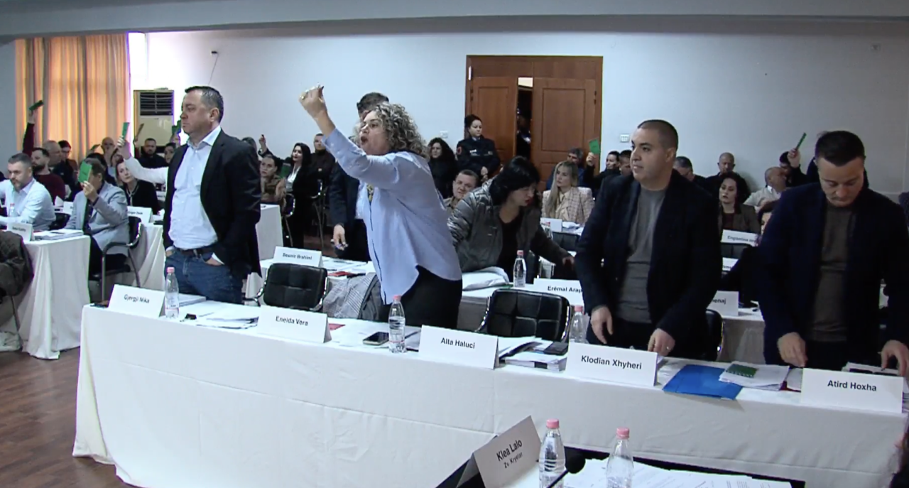 Vetëm me votat e mazhorancës, miratohet mes debate buxheti për bashkinë Vlorë