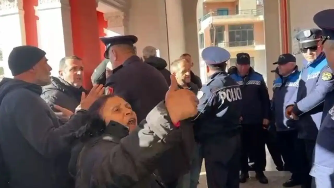 Qytetarët Vlorës ngrihen në protetë për ujin | Opozita i mbështet, Rama: Tubo e re vjen sot nga Turqia
