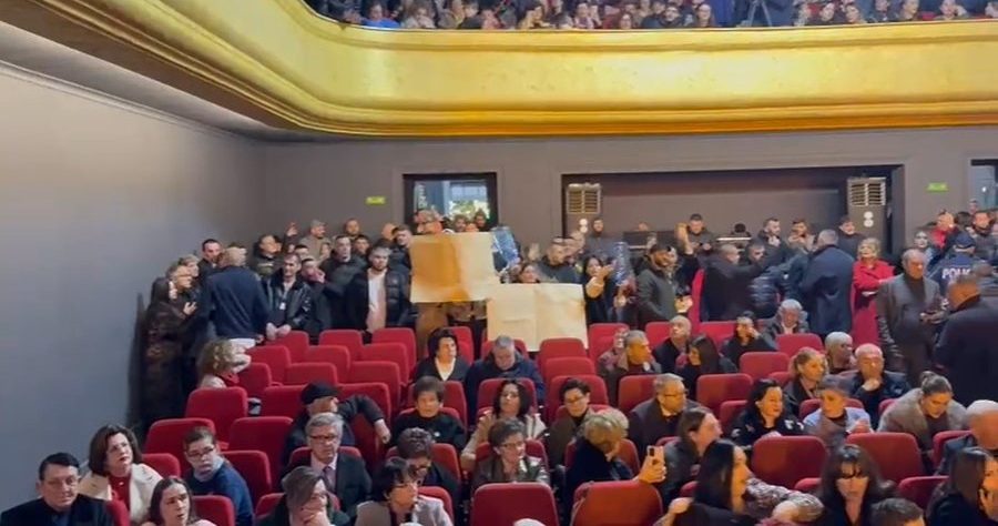 VIDEO – “Duam ujë”, qytetarët e Vlorës ngrihen në protestë, bashkia anulon mbrëmjen gala
