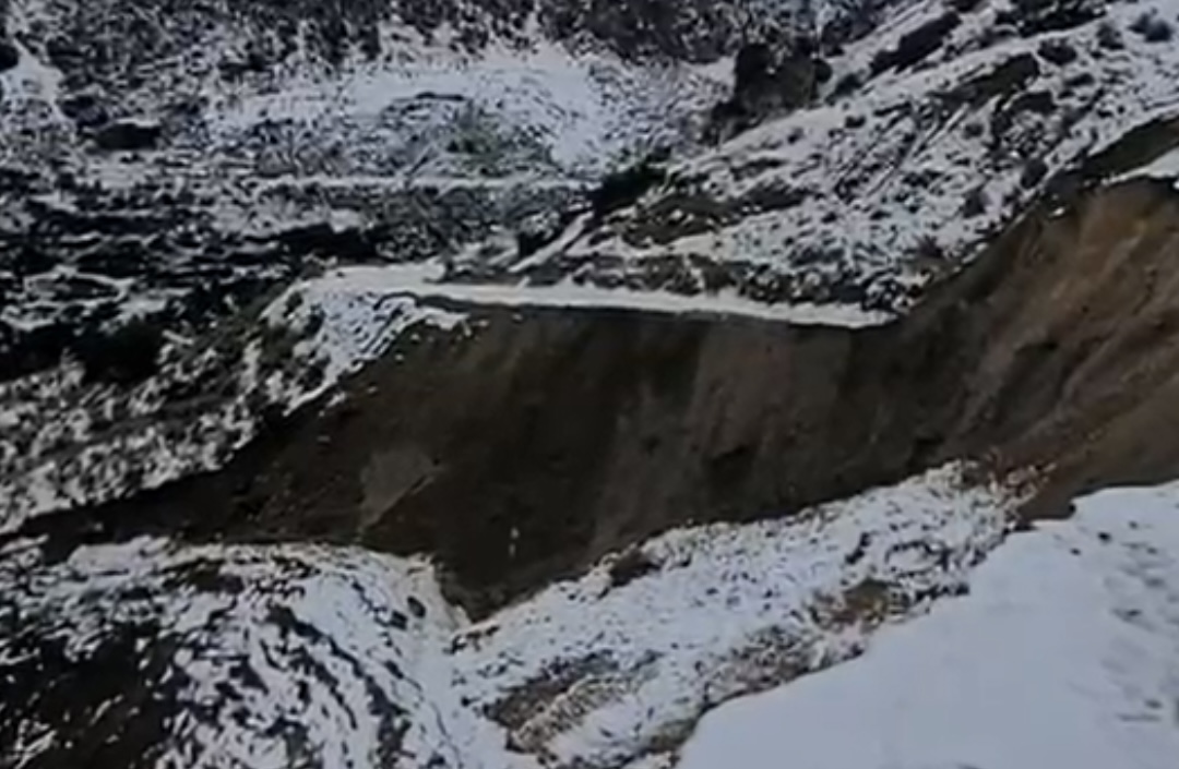 Rrëshqitje masive dheu në fshatin Bashaj në Selenicë, banorët mbeten të izoluar