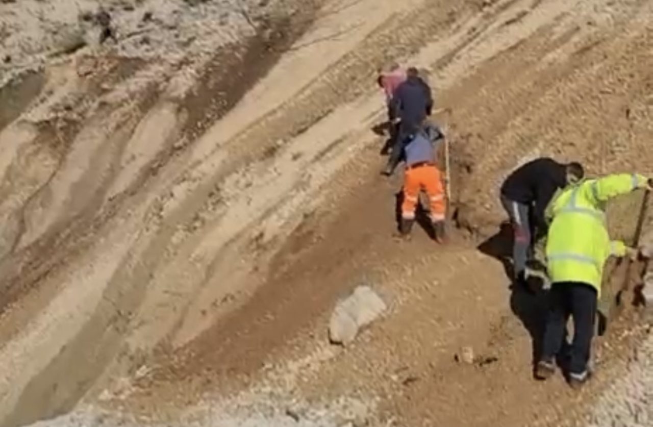 Të bllokuar prej 4 ditësh nga rrëshqitja e dherave, banorët e Bashajt nisin të hapin rrugën vetë