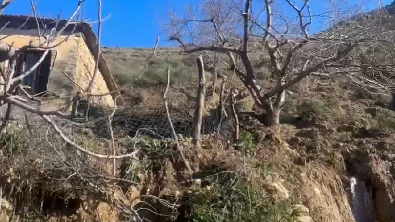 Rrëshqitje masive e tokës në Vajzë të Selenicës, rrezikohet tre banesa të fshatit