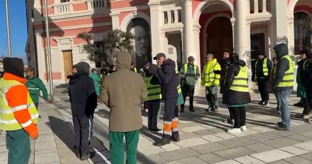 Protesta jep efekt, punëtorët e gjelbërimit kthehen në punë pas garancive që marrin nga Bashkia Vlorë