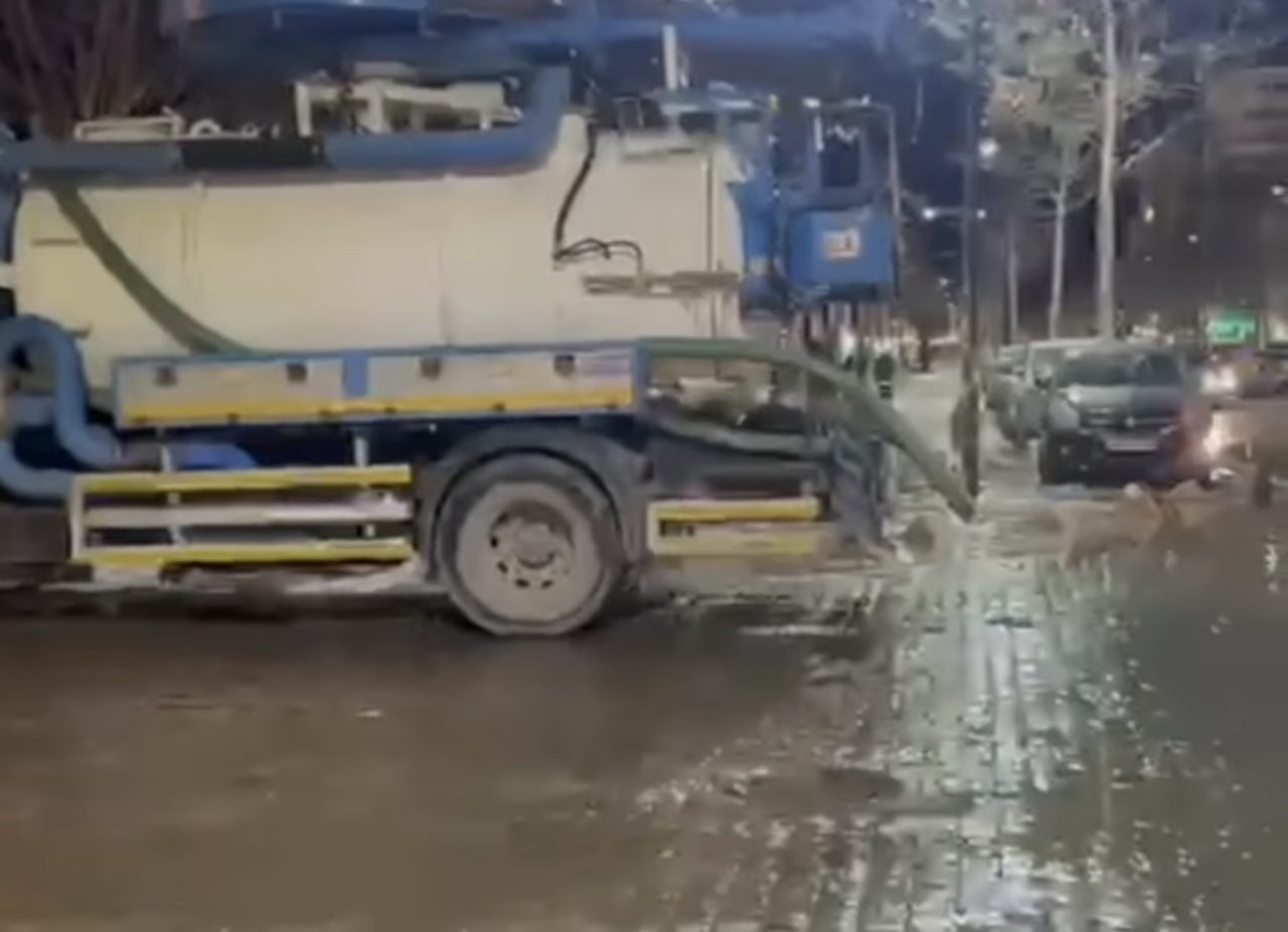 Vlora nuk gjen qetësi, shpërthen tubo e uji dhe përmbytet bulevardi kryesor