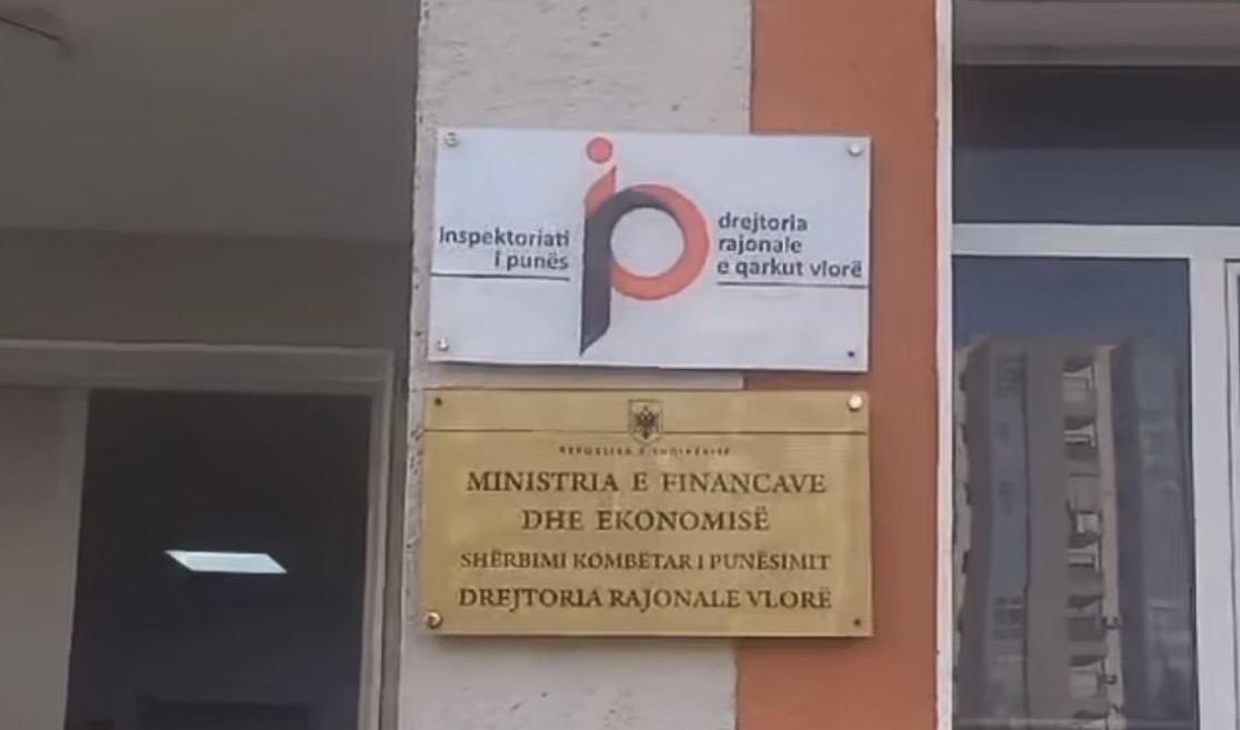 VIDEO – Punonjësi i ndërmarrjes së pastrimit në Vlorë denoncon mosmarrjen e pagës: Ku janë lekë tona