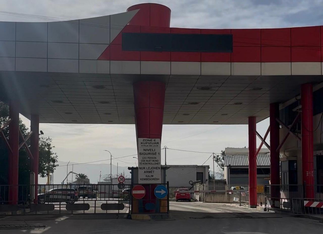 Hyrja e portit në gjendje të mjerueshme, kjo është “mikëpritja” e turistëve në Vlorë