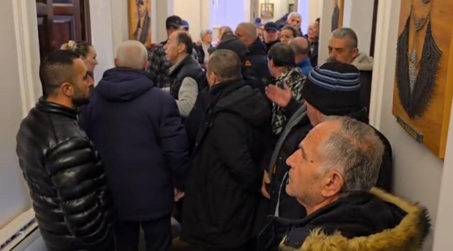 Bashkia nuk u jep zgjidhje, tregtarët e tregut të madh në Vlorë vijojnë protestën