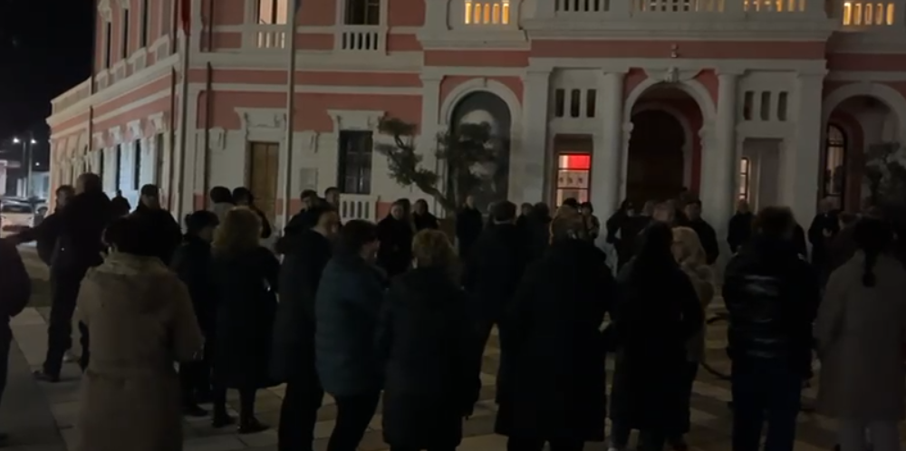 Tregtarët e Vlorës në protestë, bashkia u jep tre ditë kohë që të largohen por pa alternativë ku të shkojnë