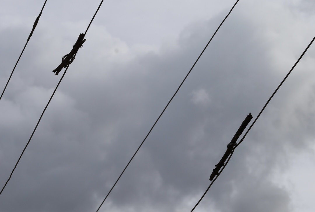 “Ngelemi edhe një javë pa drita”, banori denoncon rrjetin e amortizuar të energjisë elektrike