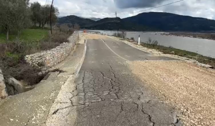 Dëmtime të rënda në rrugën Vllahinë-Poçem, rrëshqitje masive të asfaltit, banorët kërkojnë ndërhyrje