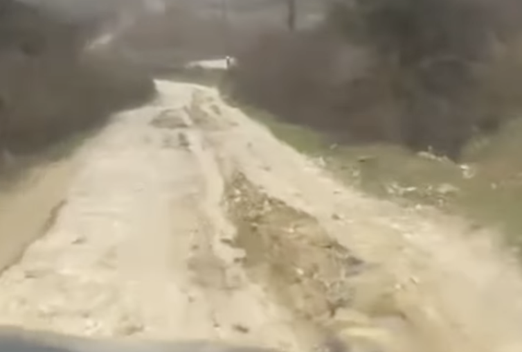 Rruga Vllahinë-Mallkeq në ditë me shi, segmenti në gjendje katastrofike që ka izoluar 5 fshatra