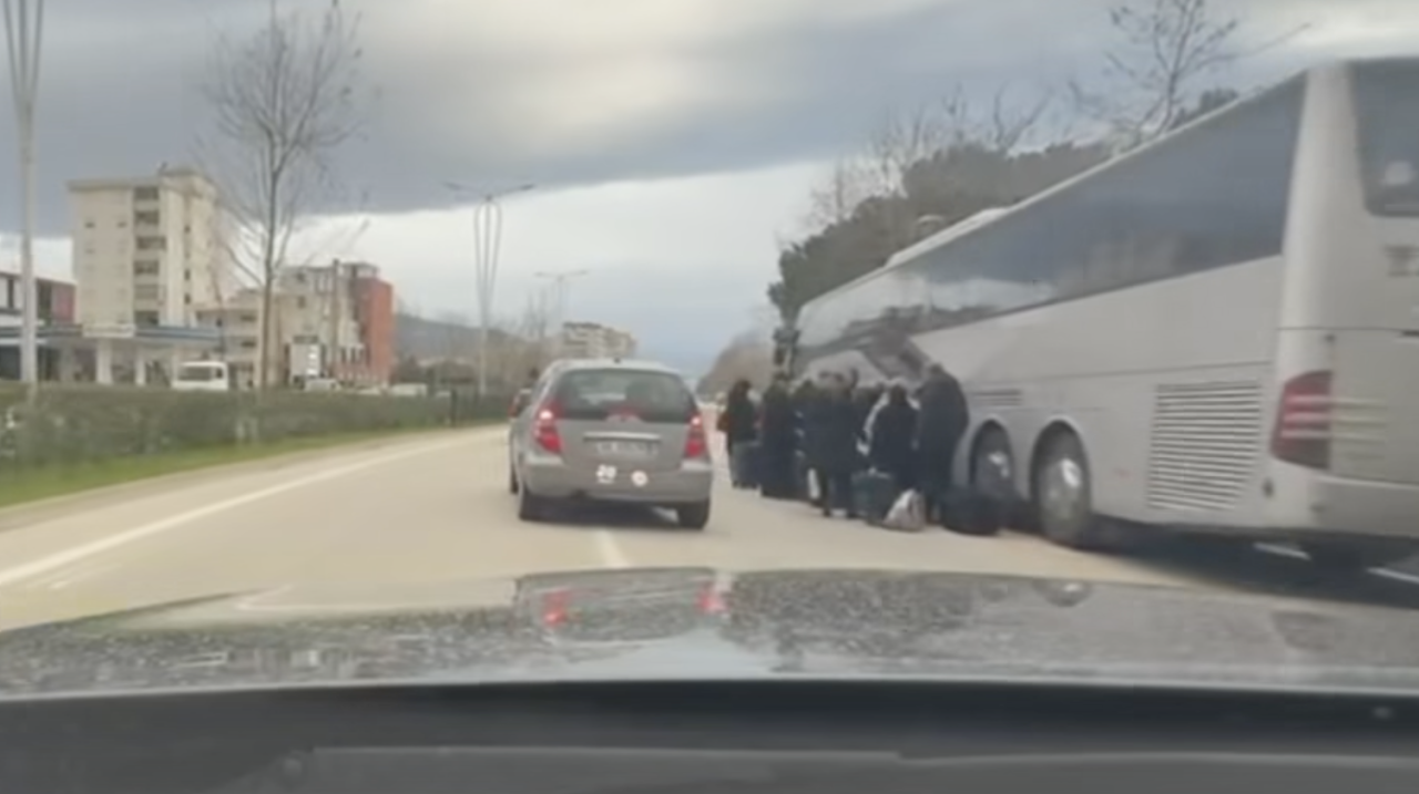 Stacioni i përkohshëm i autobusëve rrezik për të gjithë, bashkia pranon problemin dhe njofton marrëveshjen me shoferët