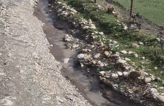 Rruga e Gumenicës si në mesjetë, reshjet e shiut e ndajnë në dy pjesë