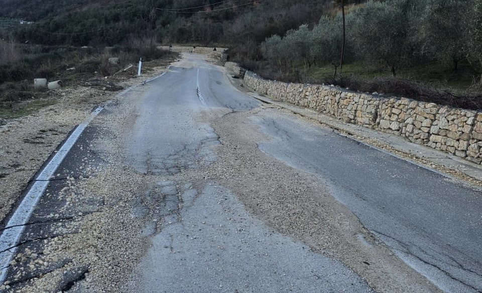 E ndërtuar dy vite më parë, reshjet e shiut shkatërrojnë rrugën Vllahinë-Poçem
