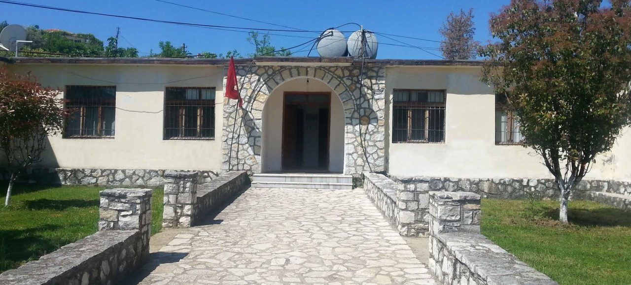 Raporti i KLSH zbulon shkeljet në tenderët e Bashkisë Selenicë, për përmirësimin e banesave për komunitetet e varfra