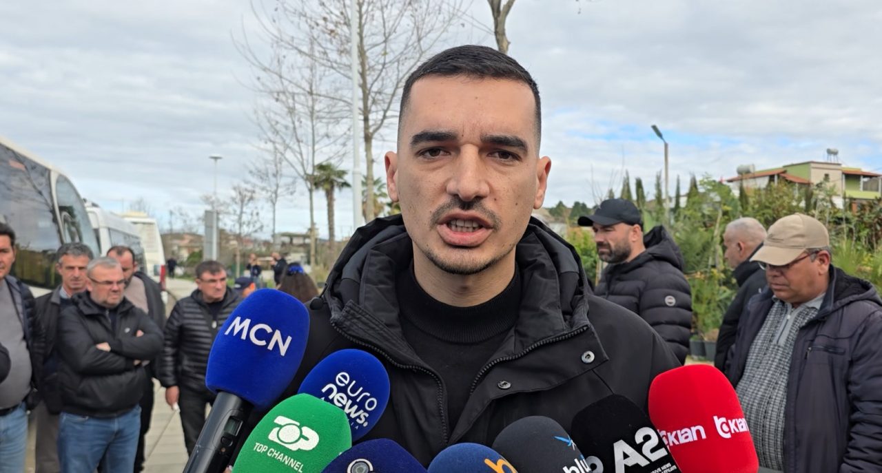 “Na rrezikohet jeta, s’kemi kushte!“, shoferët e autobusëve dalin në protestë dhe kundërshtojnë vendqëndrimin e ri