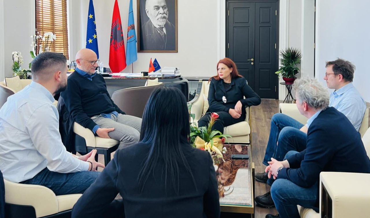 Rrugët e dëmtuara në Vlorë, bashkia pranon problemin dhe premton zgjidhje