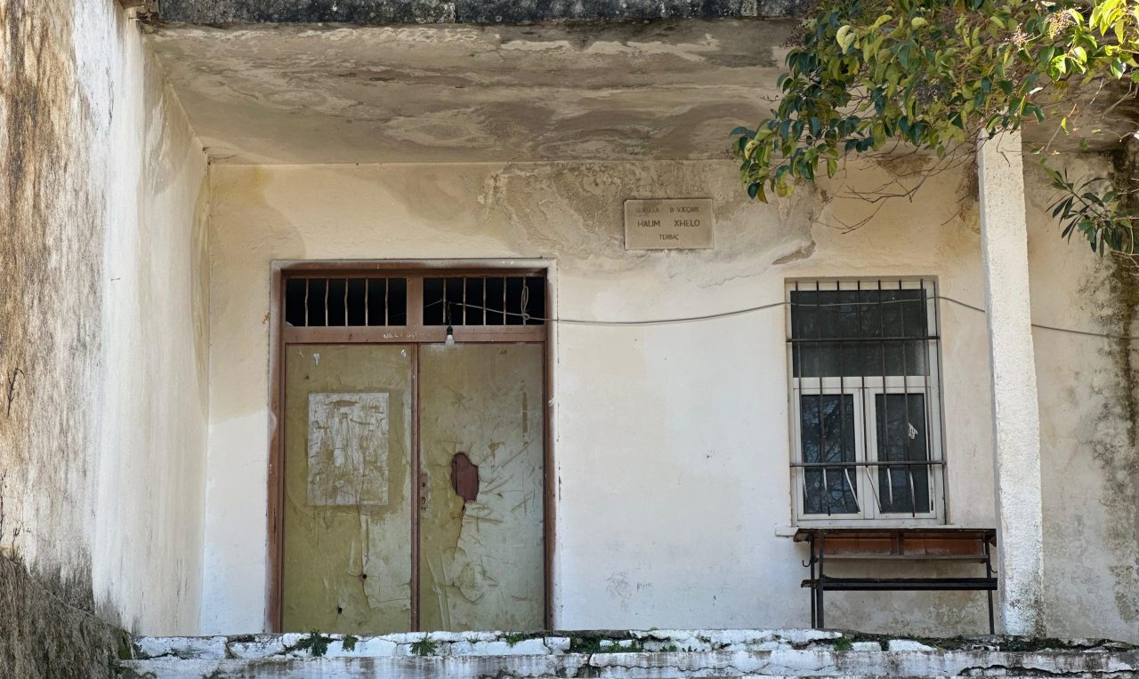 Tërbaçi i shpopulluar, shkolla mbetet një kujtim i largët i viteve të shkuara