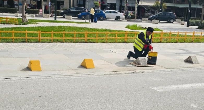 Shqetësimi i qytetarëve nuk dëgjohet, Bashkia Vlorë zgjidhje të mangët për aksidentet në bulevardin “Ismail Qemali”