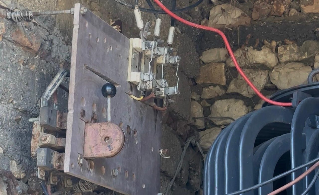 Kabina elektrike në hyrje të Tërbaçit, rreziku i përditshëm për banorë