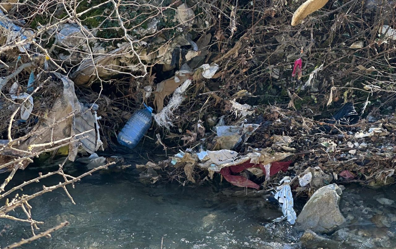 Mbetjet vijojnë të jenë problem për Tërbaçin, përroi i fshatit i mbushur me plastikë