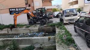 Bashkia Vlorë vijon të reklamojë pastrimin e kanalit të Siavit, situata në terren tregon të kundërtën