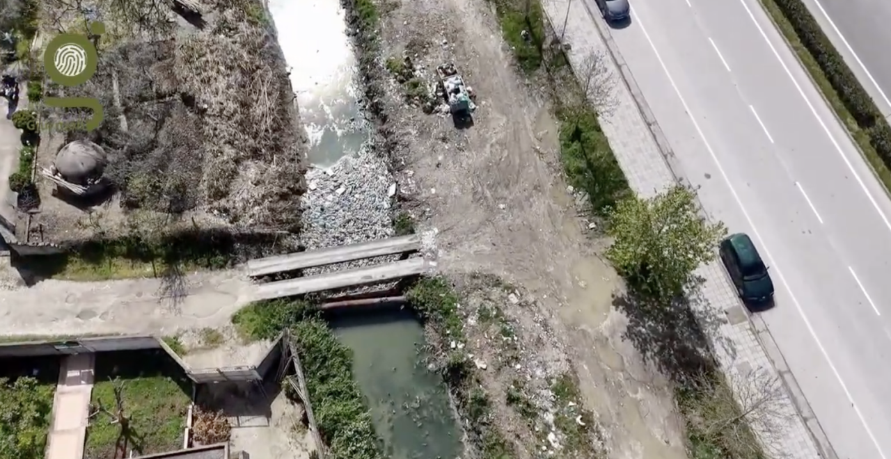 Kanali kullues në Vlorë i mbushur me plehra, situata është alarmante