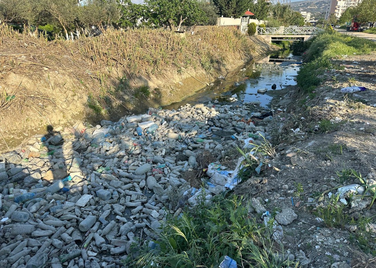 Problemi që merr zgjidhje të pjesshme, pastrohen shkurret por jo plehrat në kanalin kullues