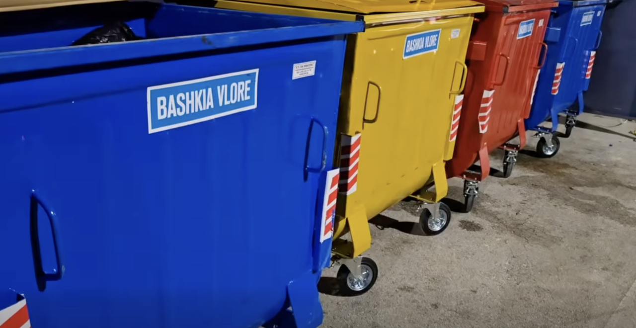 Bashkia Vlorë reklamon kazanët e rinj, qytetarët ankohen për mospastrimin e plehrave