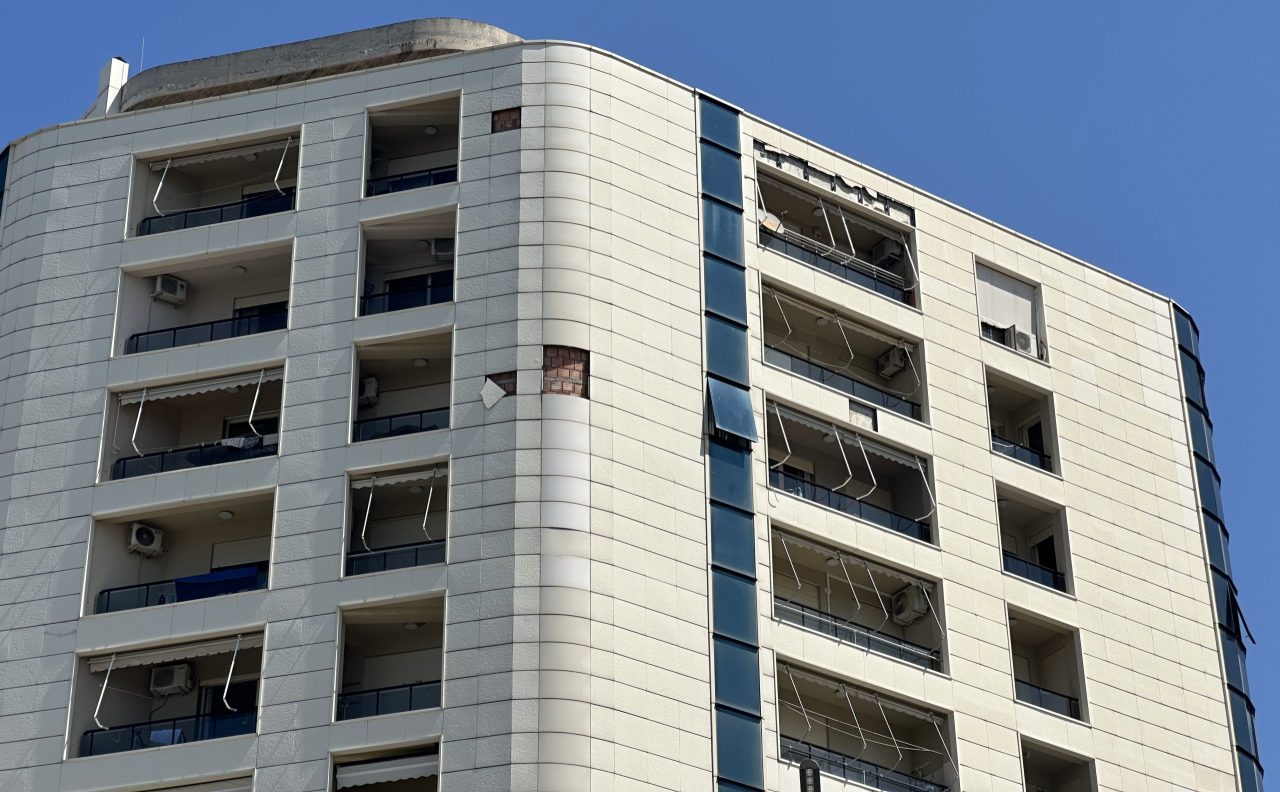 Fasadat e pallateve në Vlorë rrezik për qytetarët