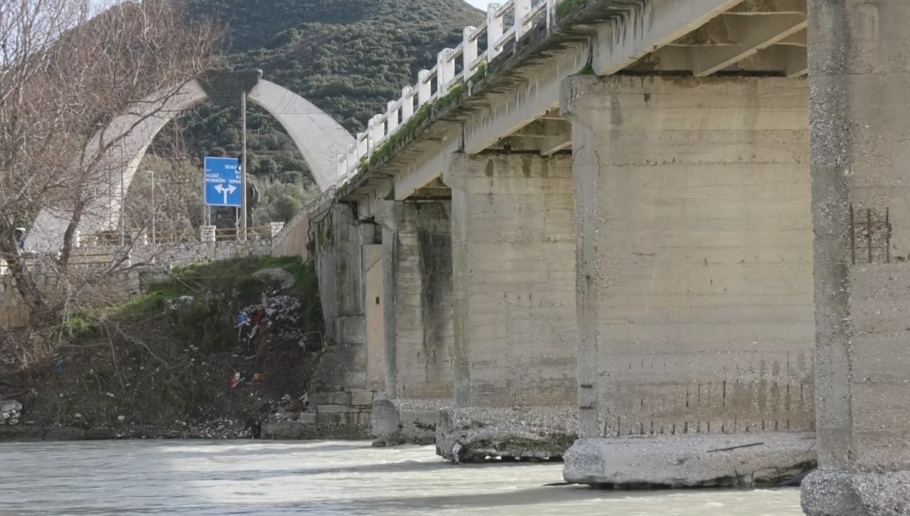 Ura e Drashovicës drejt shembjes, banorët: Po dëmtohet nga erozioni dhe mjetet e tonazhit të rëndë