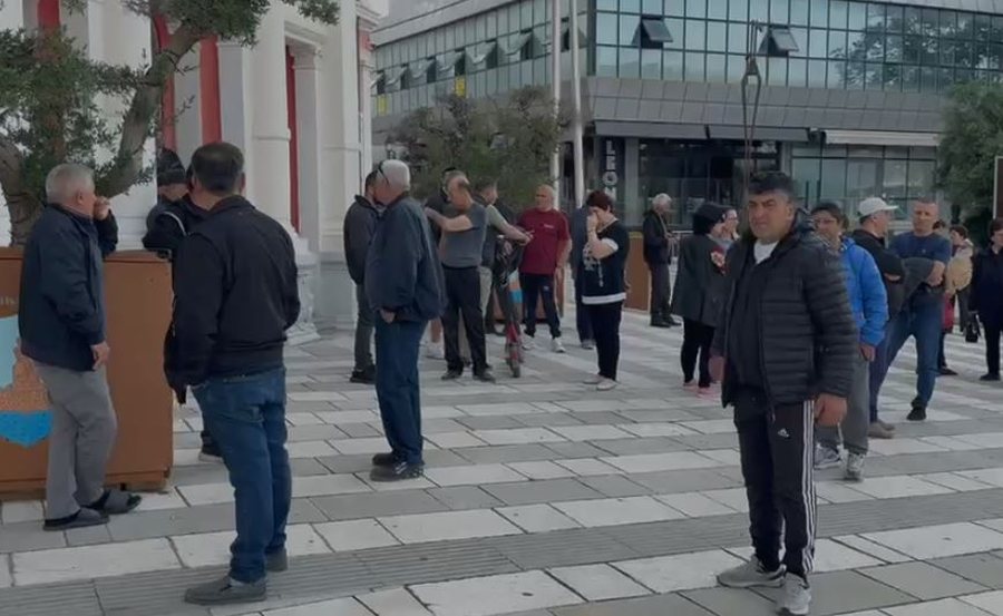 Tregu u mbyll për t’u rikonstruktuar, tregtarët protestë në dyert e bashkisë