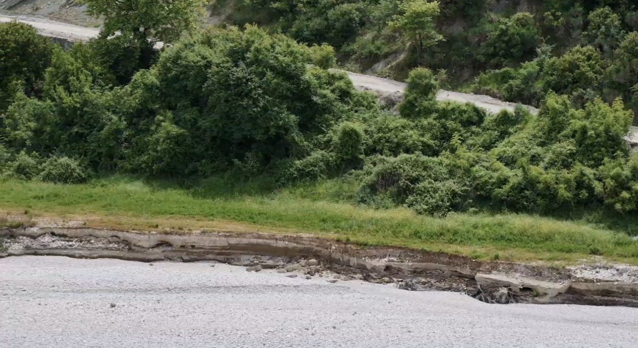 Erozioni shfaqet edhe në Gjorm, lumi Shushica në rrezik në gjithë gjatësinë e tij