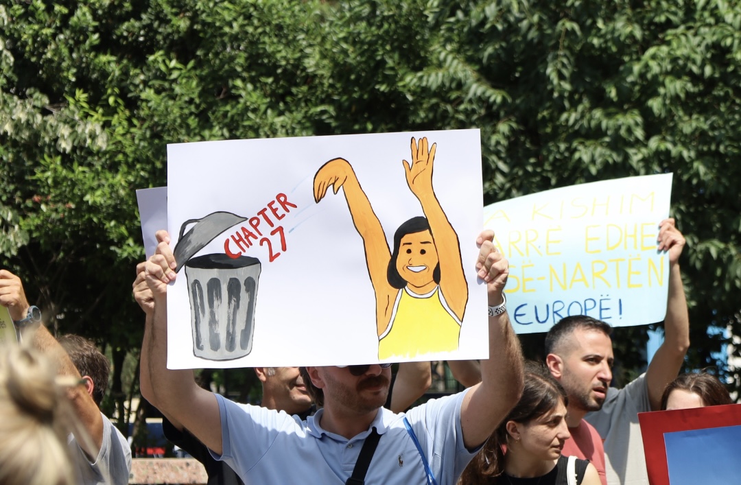 Aktivistët e zhvendosin protestën nga Pishë Poro në Tiranë