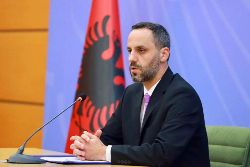 “Rojet private s’kanë të drejte të përdorin forcë”’ ministri i Brendshëm reagon për protestën në Zvërnec: Policia indeferencë të pashpjegueshme