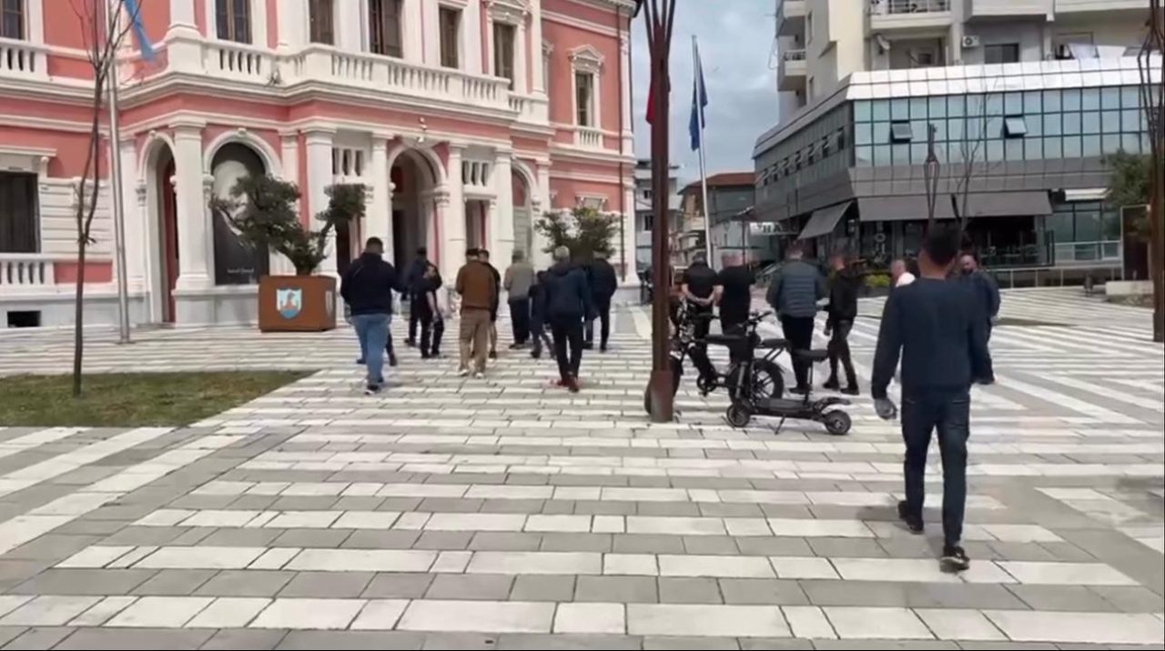 Bashkia i njofton se do të nisë shembjen e tendave, bizenset ankesë dhe protestë: Jemi në prag të sezonit turistik